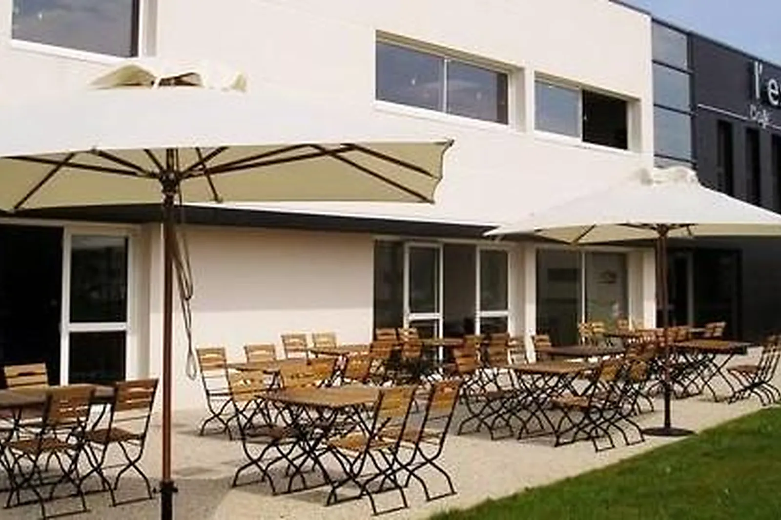 Lieux événementiels, LL&RSQUO;ESSENTIEL