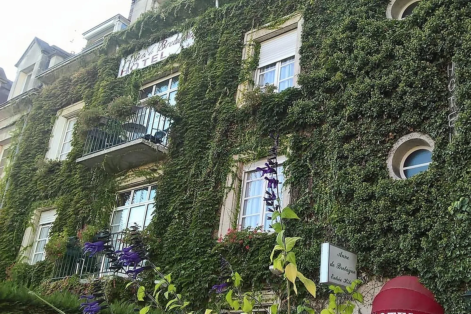 Lieux événementiels, LL&RSQUO;HÔTE BUREAU