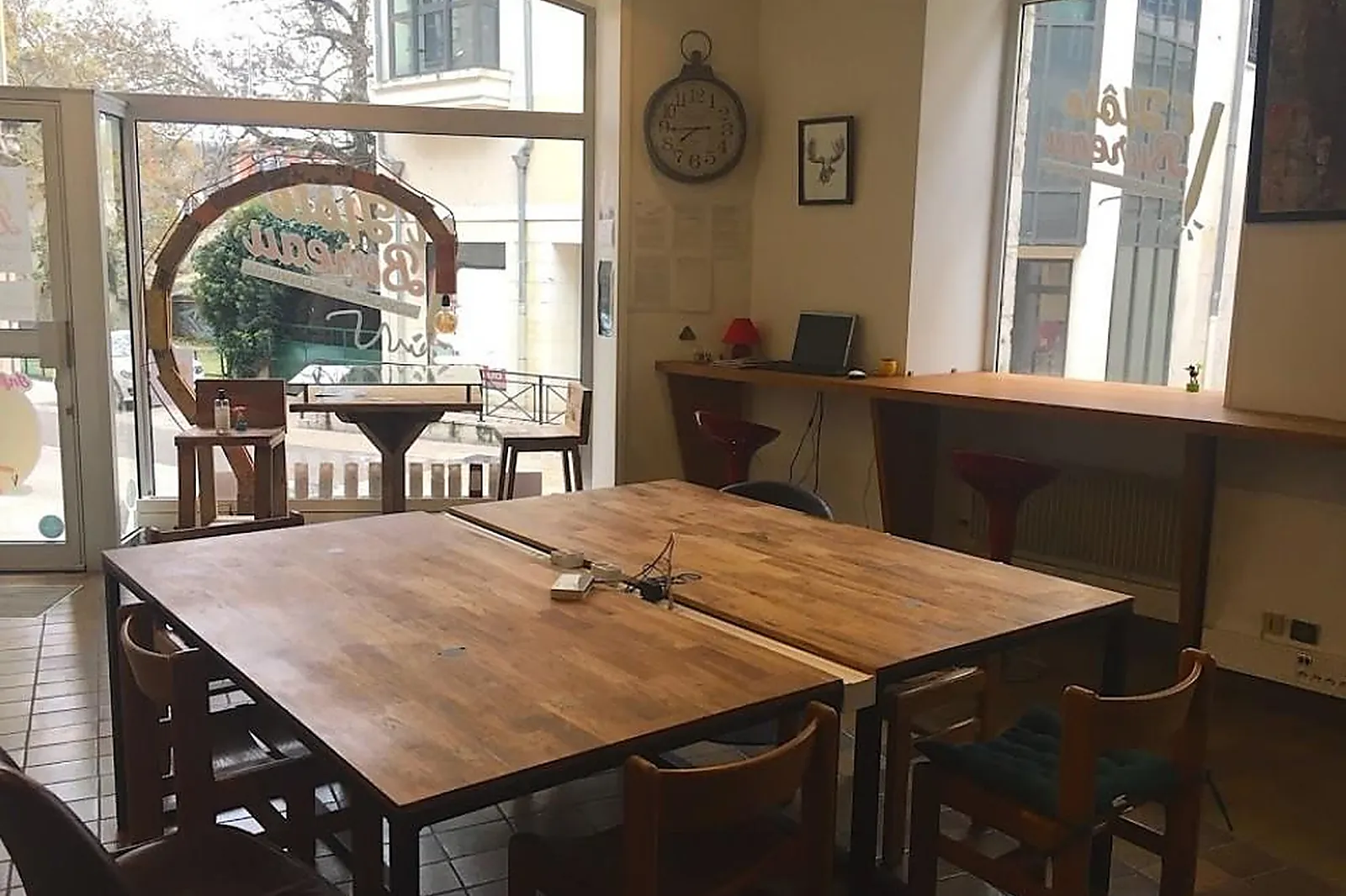 Lieux événementiels, LL&RSQUO;HÔTE BUREAU