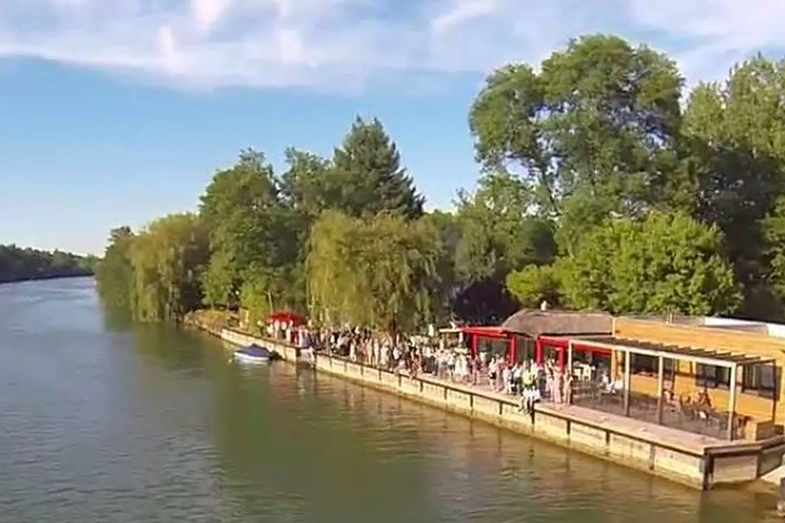 Lieux événementiels, LL&RSQUO;ILE AUX TRUITES