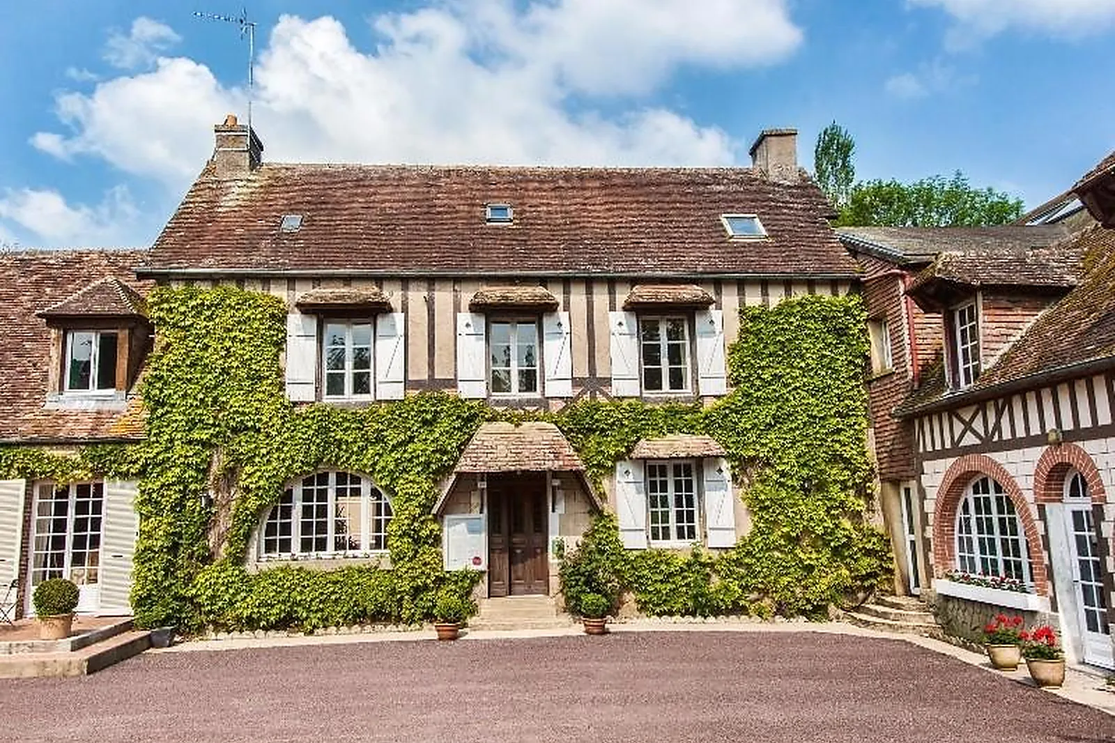 Lieux événementiels, L'ILE DE SÉES