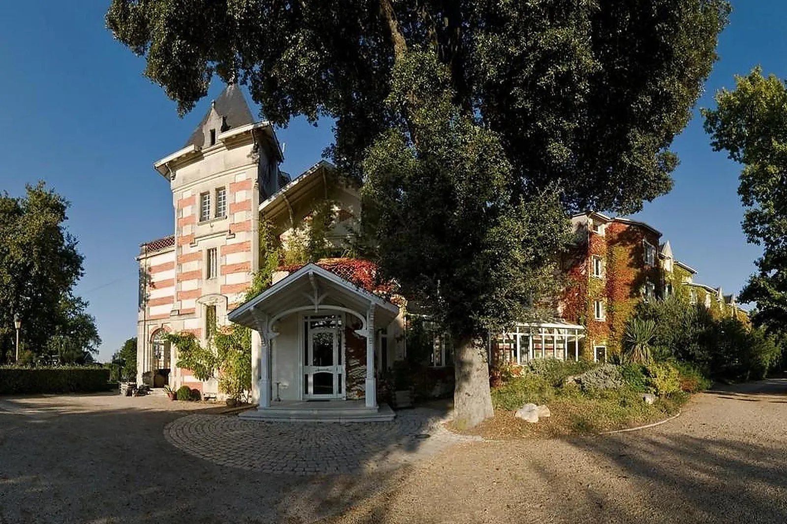 Lieux événementiels, LL&RSQUO;YEUSE