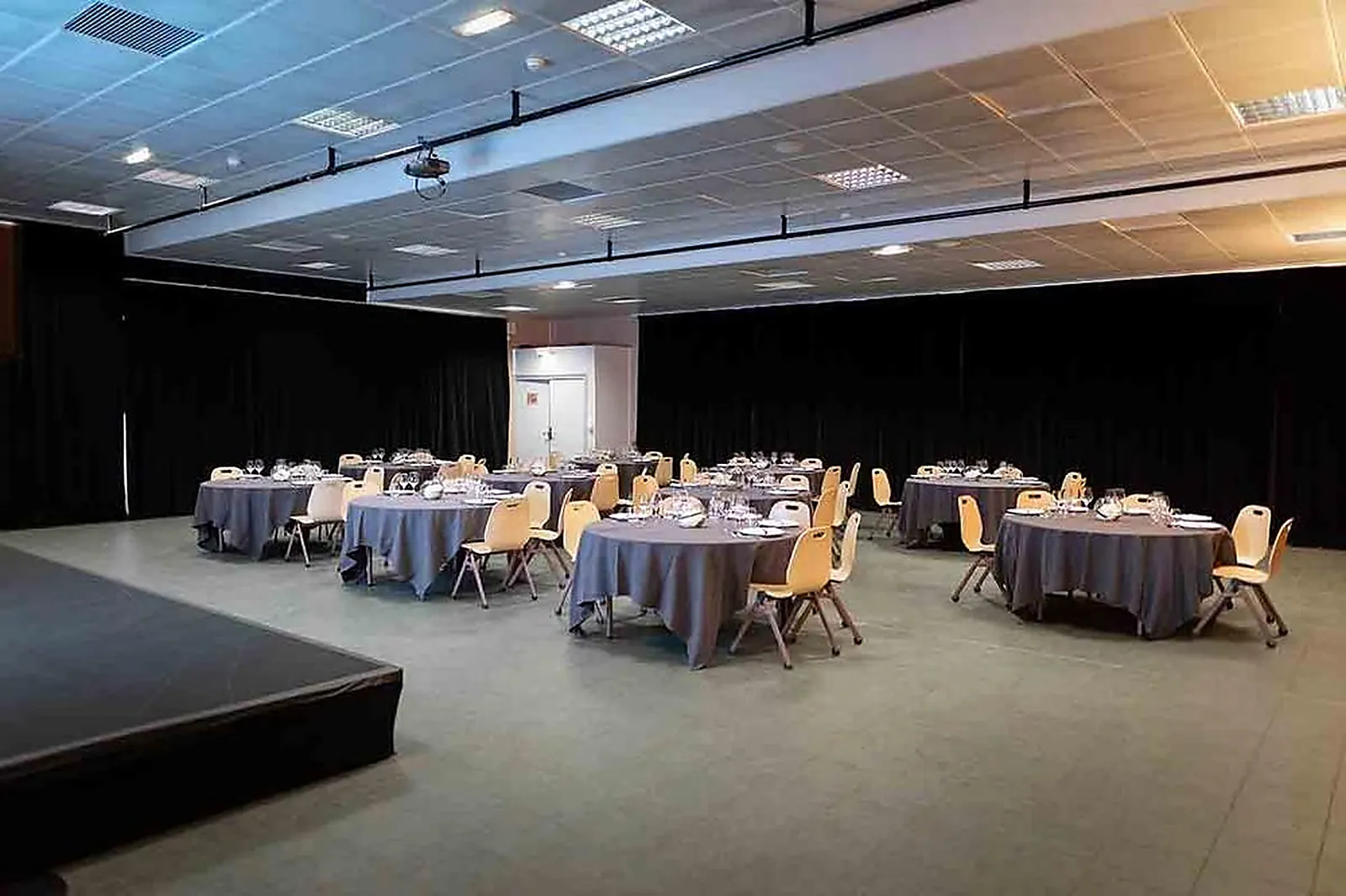 Lieux événementiels, LA CARRIÈRE