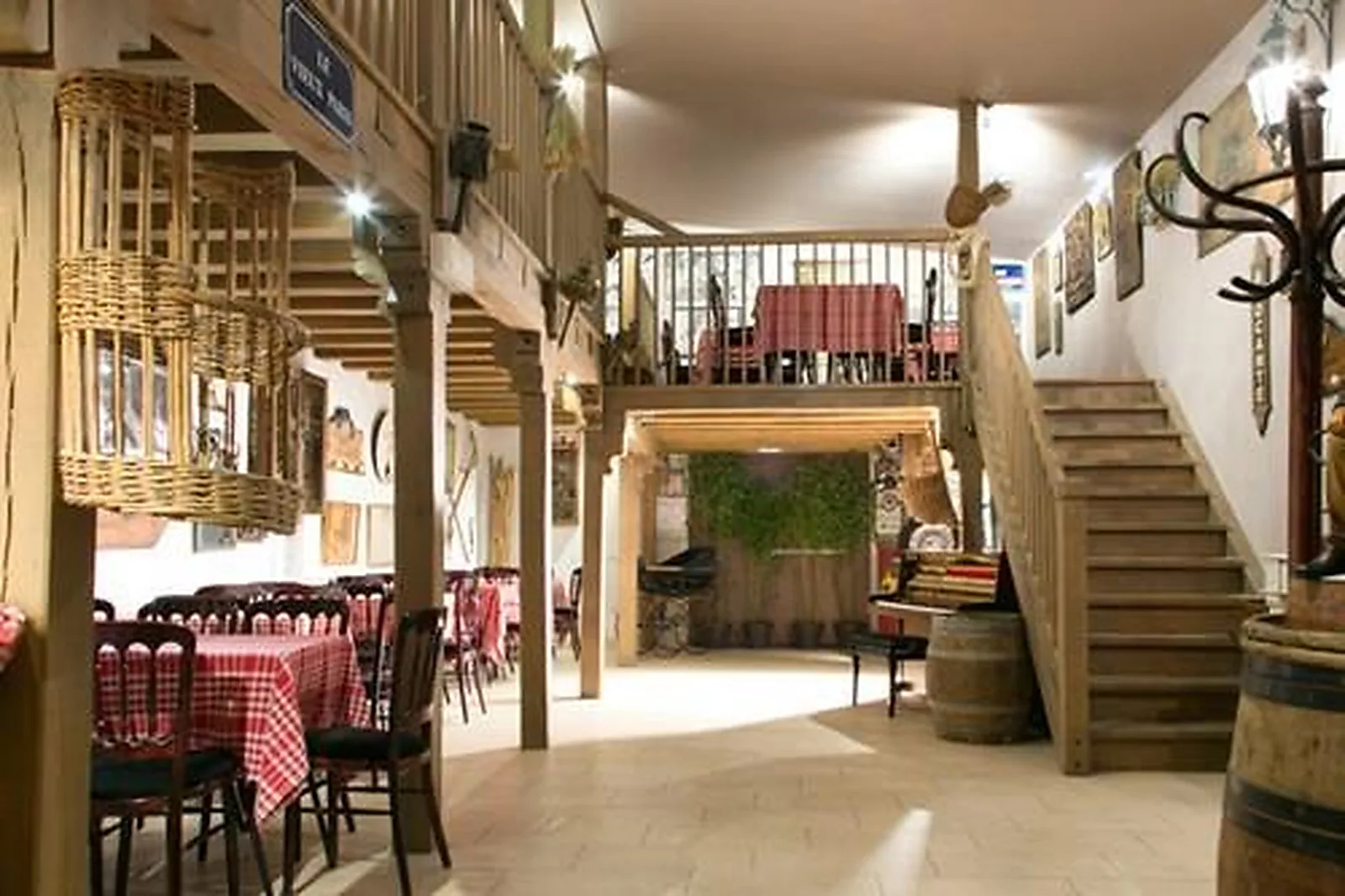 Lieux événementiels, LA COUR DES MIRAGES