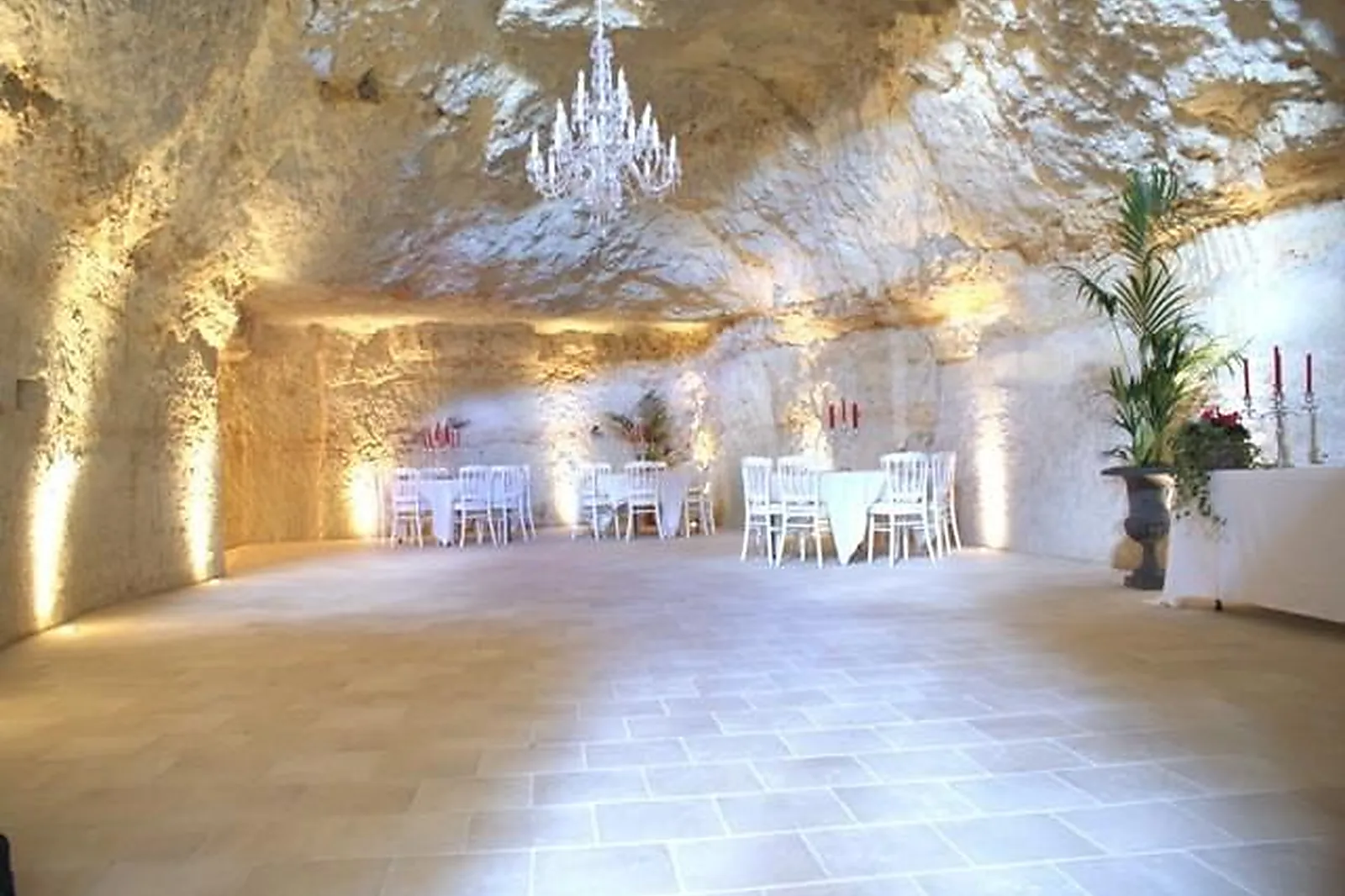 Lieux événementiels, LA GROTTE DE LA ROCHE AUX FÉES