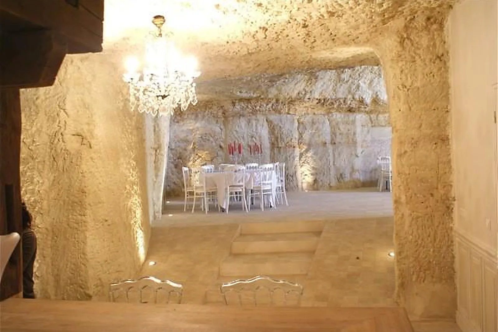 Lieux événementiels, LA GROTTE DE LA ROCHE AUX FÉES