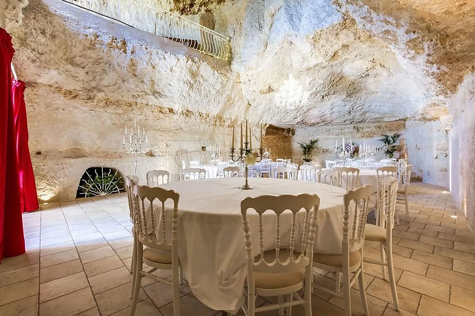 Lieux événementiels, LA GROTTE DE LA ROCHE AUX FÉES