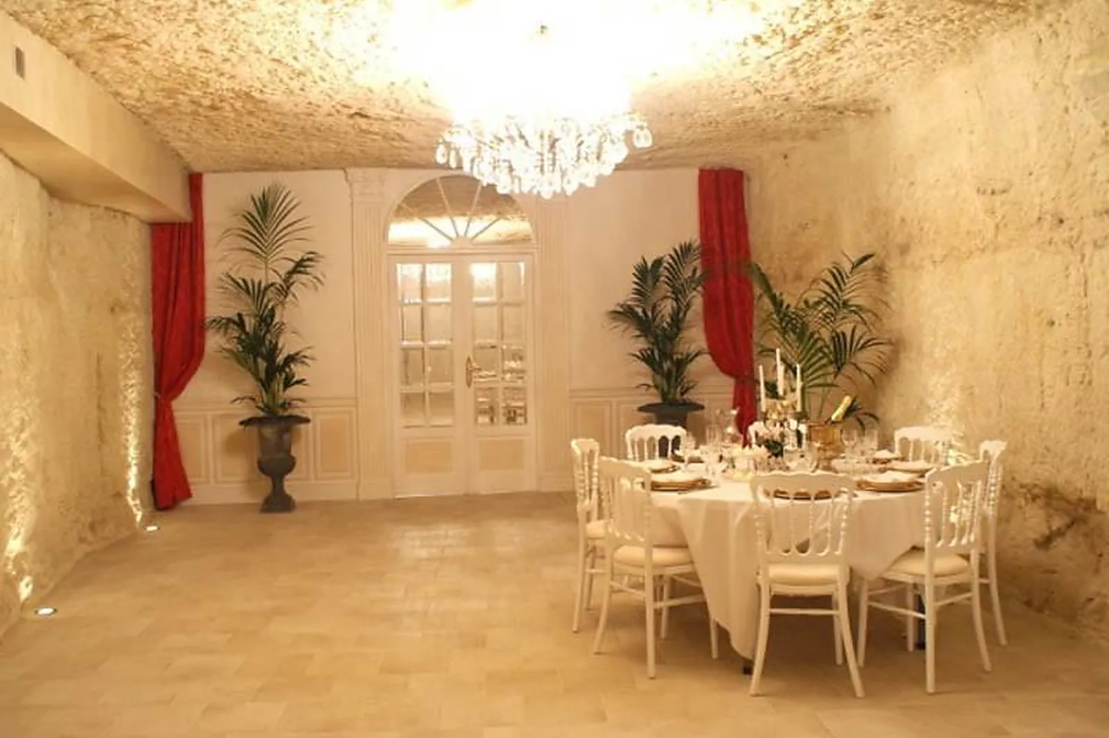 Lieux événementiels, LA GROTTE DE LA ROCHE AUX FÉES