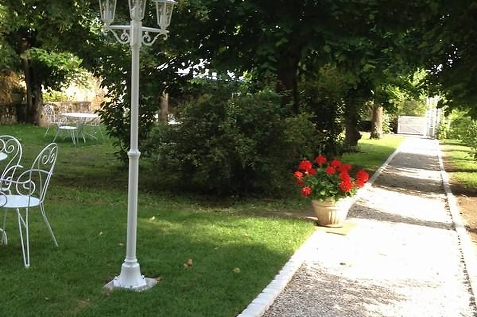 Lieux événementiels, LA GROTTE DE LA ROCHE AUX FÉES