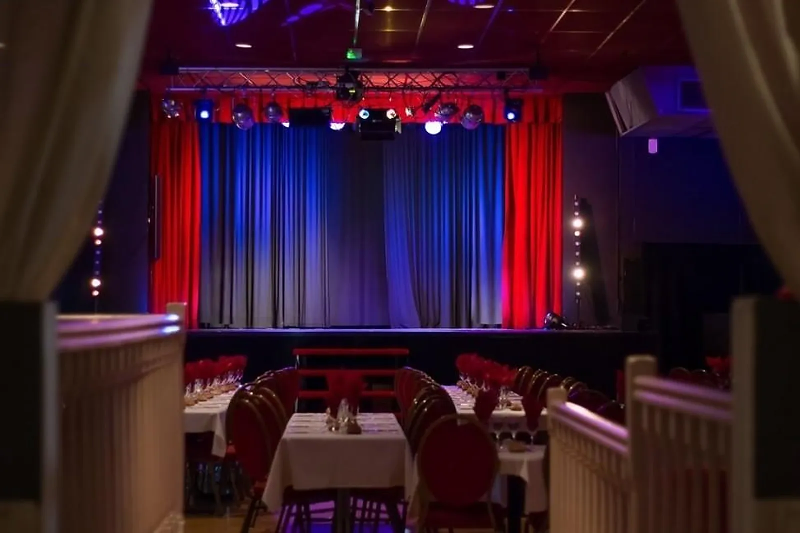 Lieux événementiels, LA PLUME ROUGE