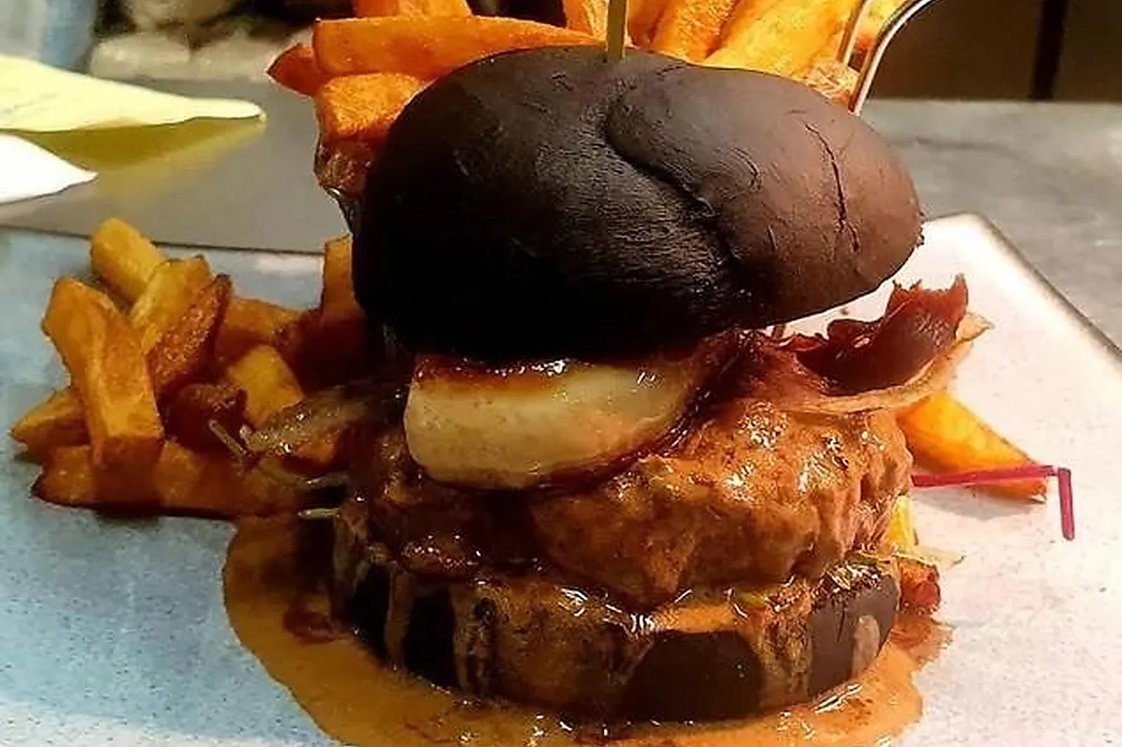 Lieux événementiels, LA POULE NOIRE