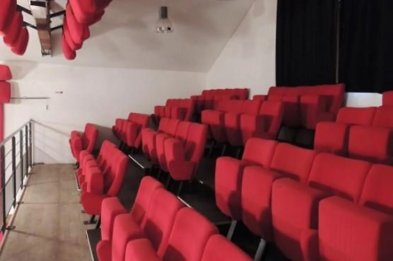 Lieux événementiels, LA PUCE À L'OREILLE