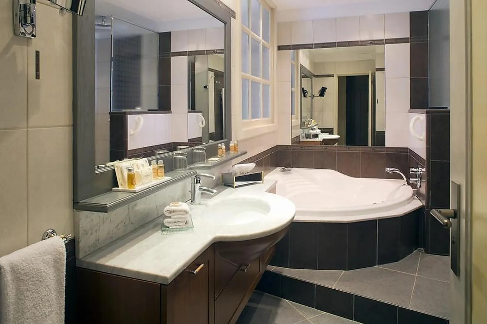 Lieux événementiels, LA PYRAMIDE VIENNE