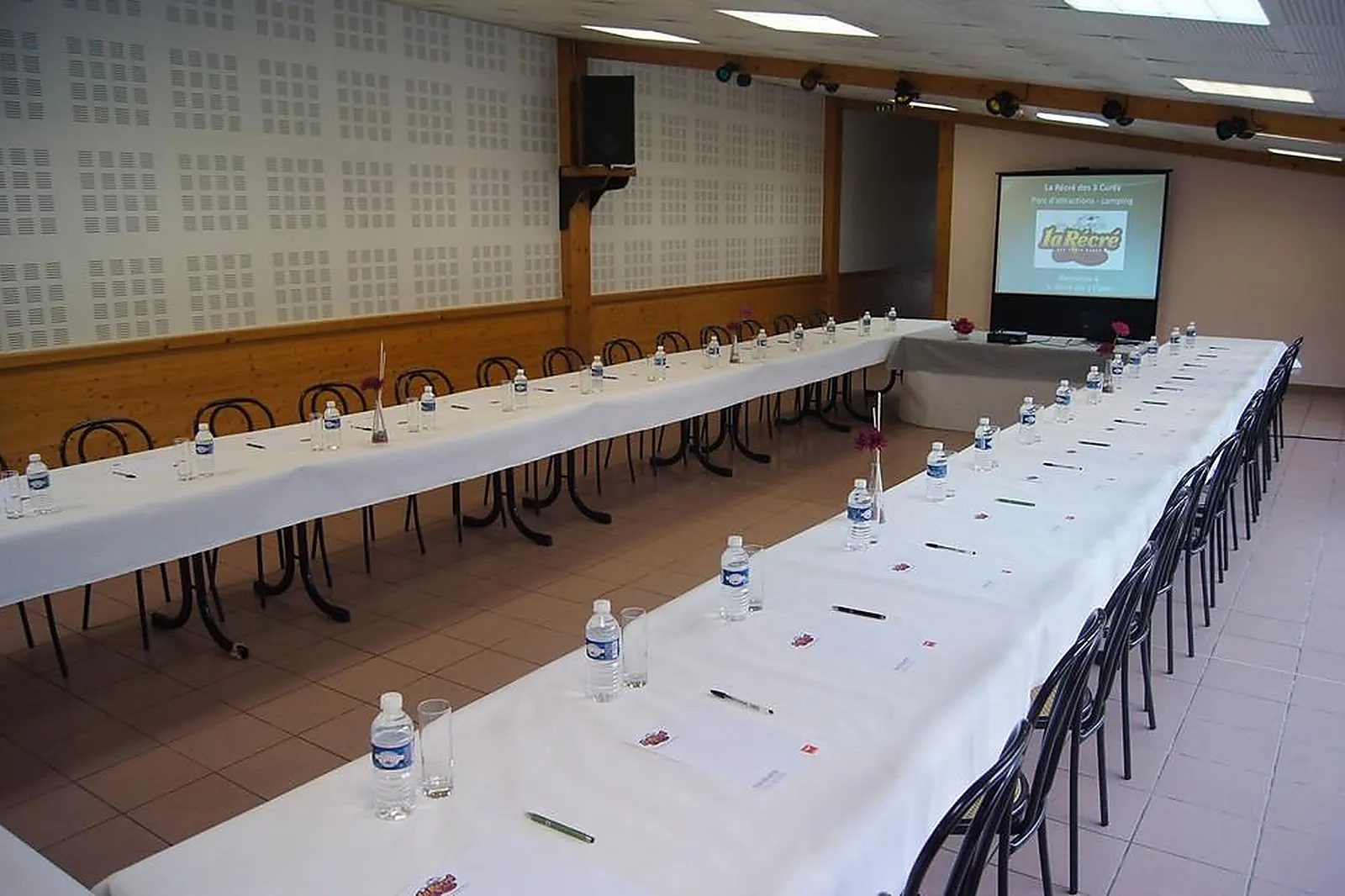 Lieux événementiels, LA RÉCRÉ DES TROIS CURÉS