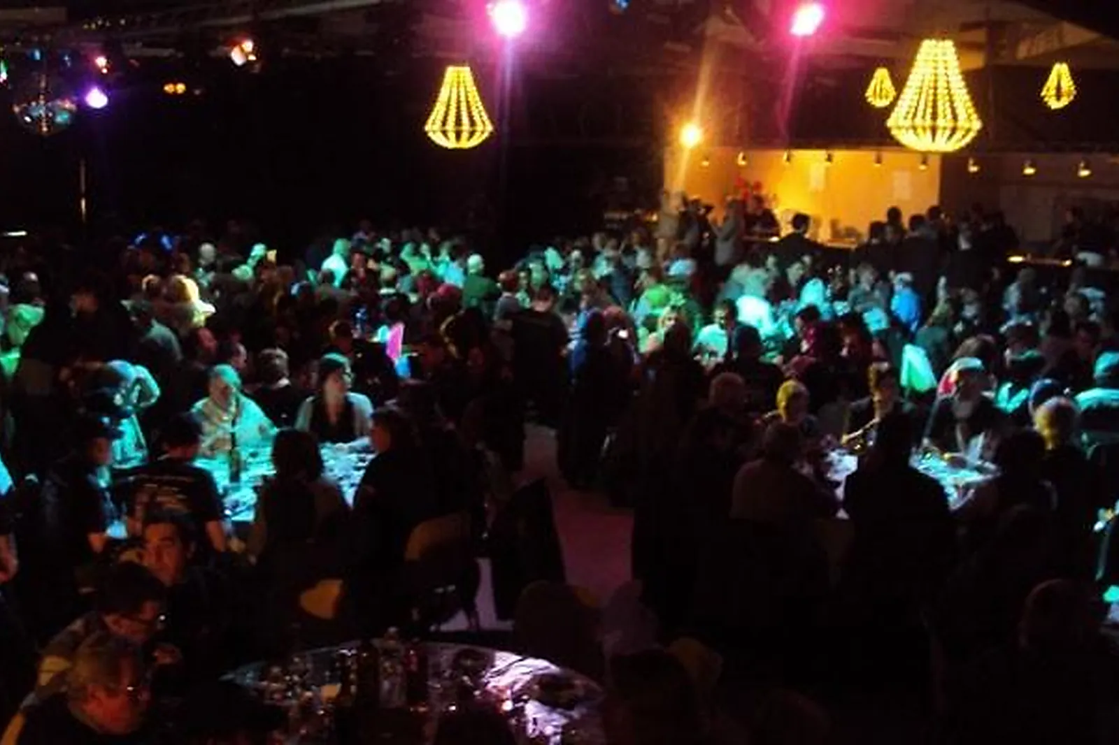 Lieux événementiels, LA SCÈNE