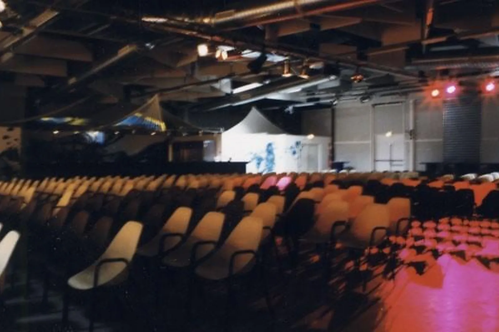 Lieux événementiels, LA SCÈNE