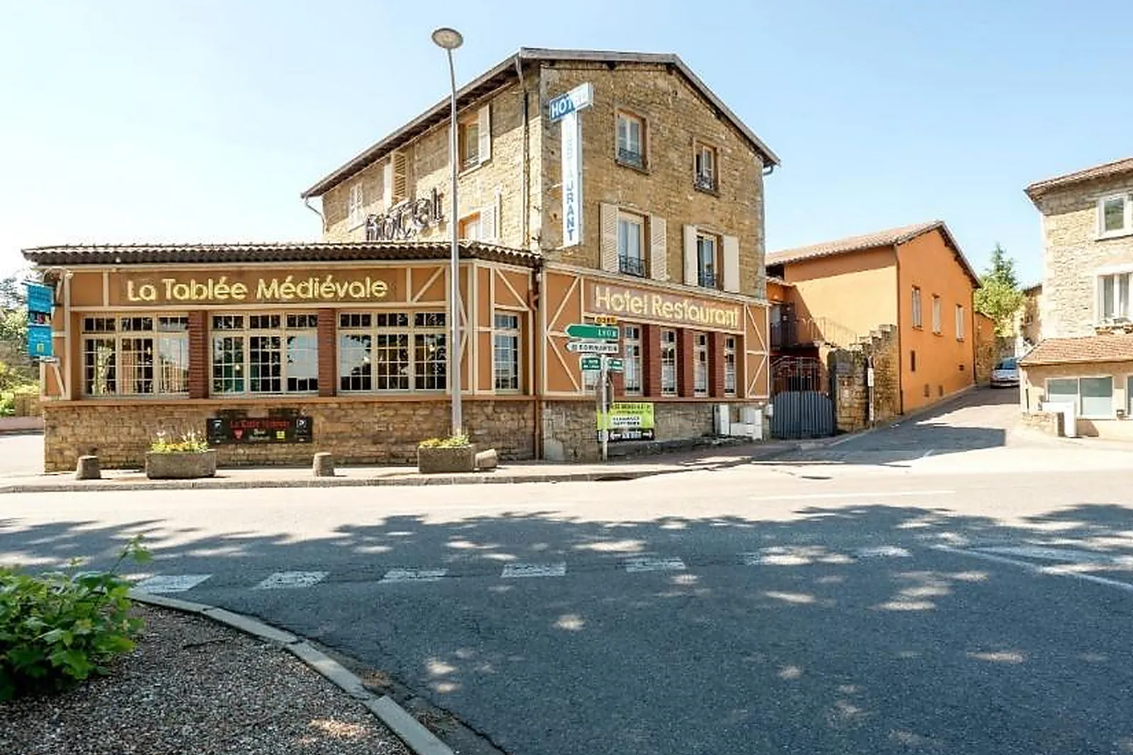 Lieux événementiels, LA TABLÉE MÉDIÉVALE