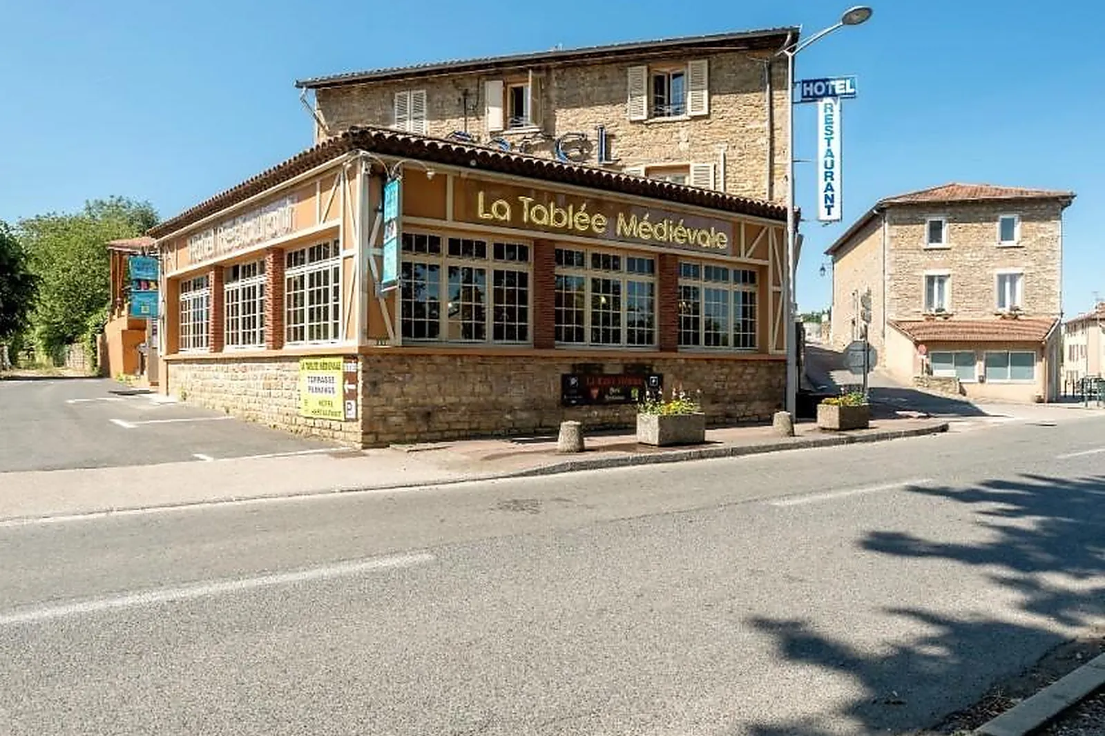 Lieux événementiels, LA TABLÉE MÉDIÉVALE