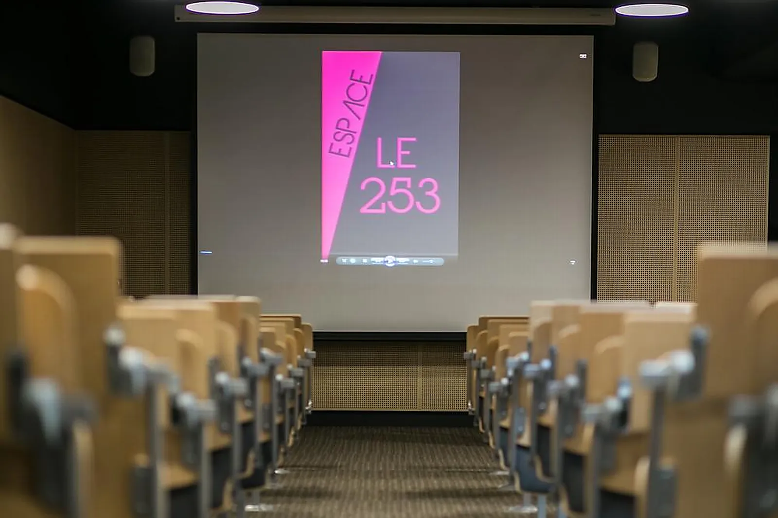 Lieux événementiels, LE 253