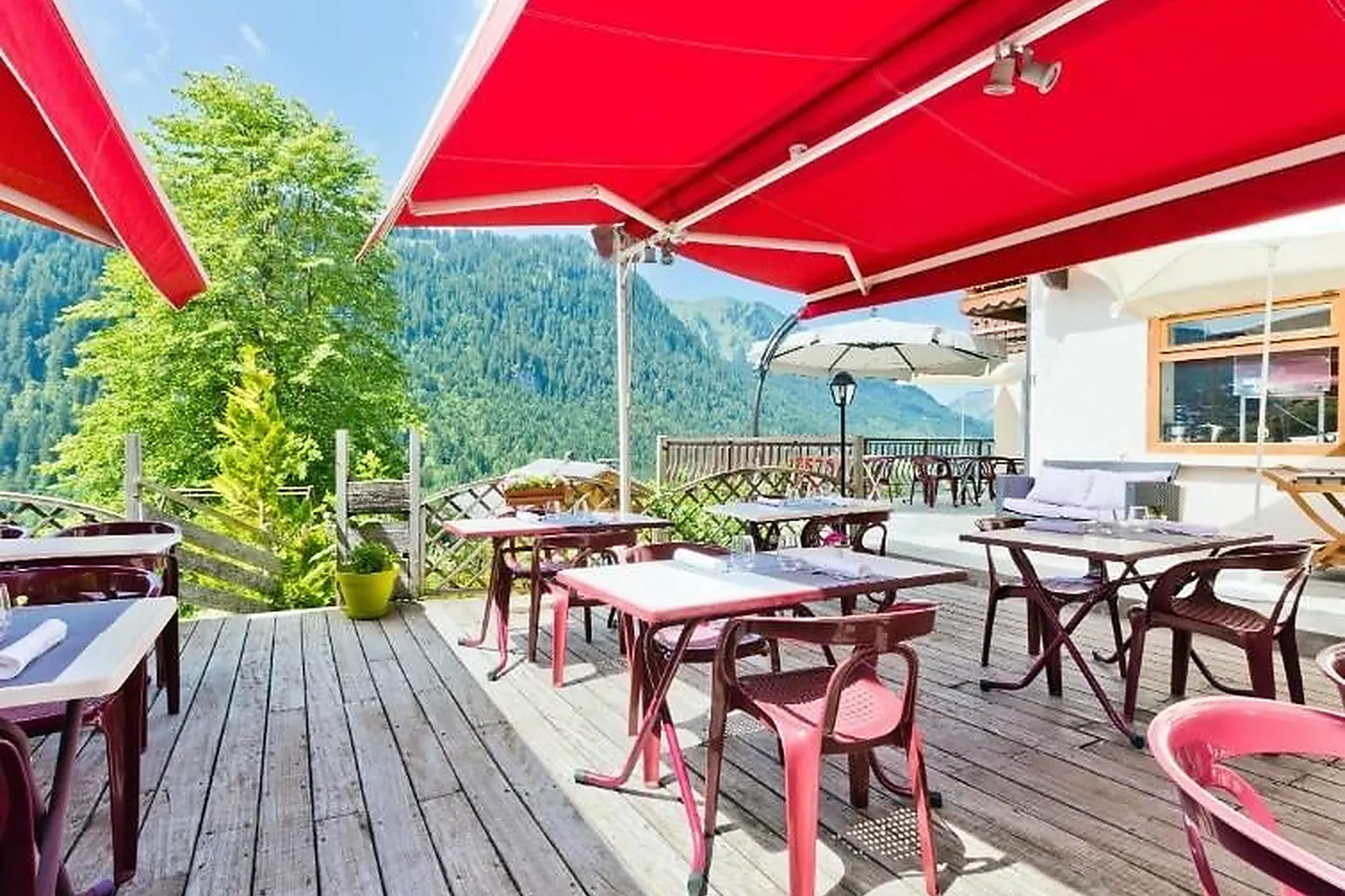 Lieux événementiels, LE CHÂTEL