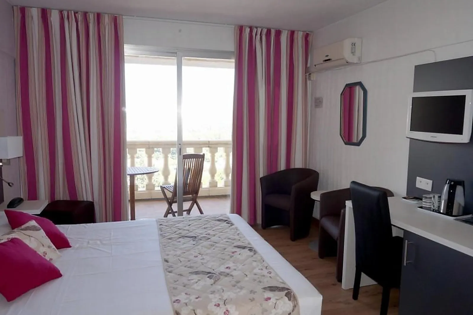 Lieux événementiels, LE COL DE L'ANGE