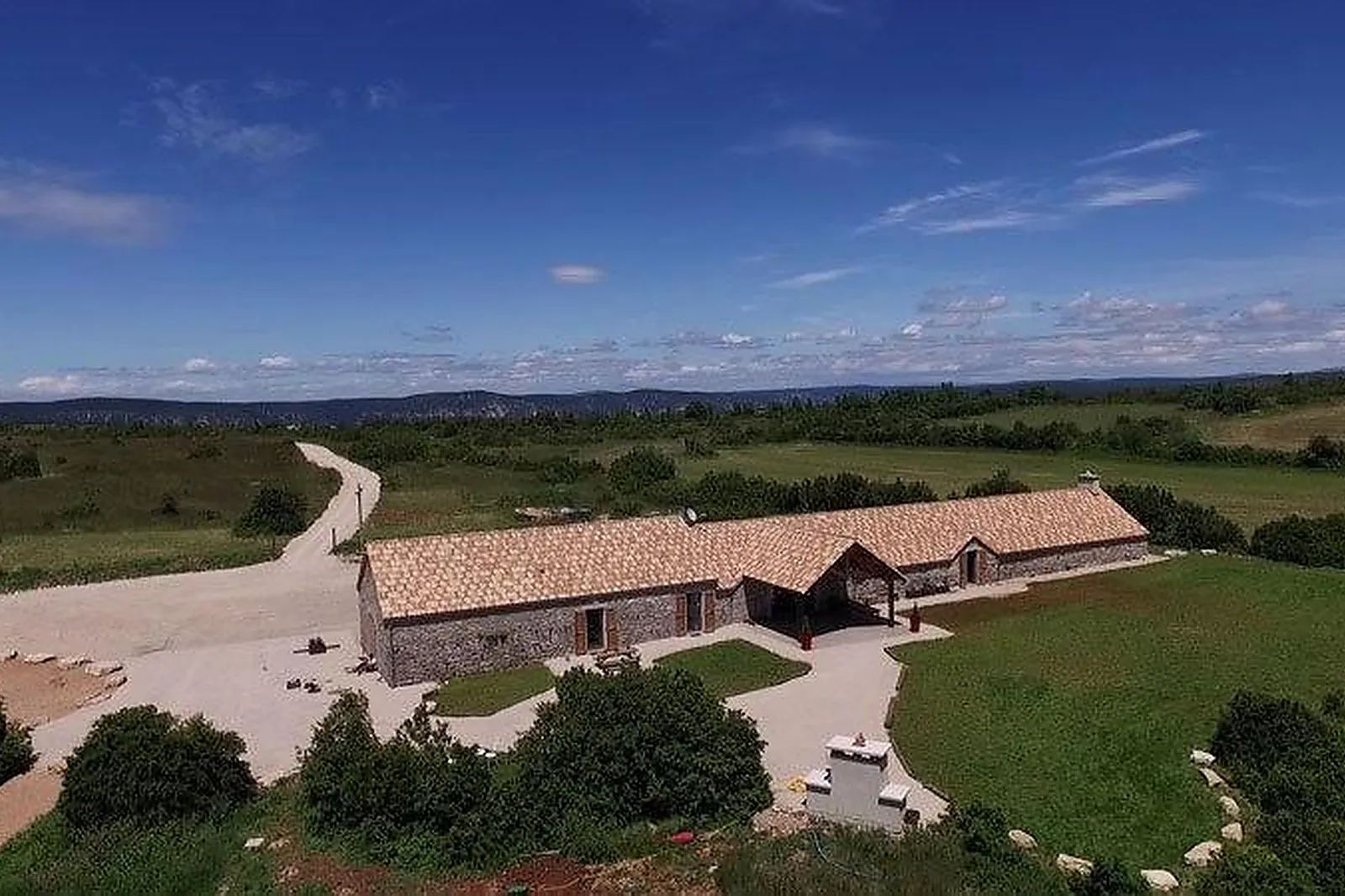 Lieux événementiels, LE JAS DU CAMPER