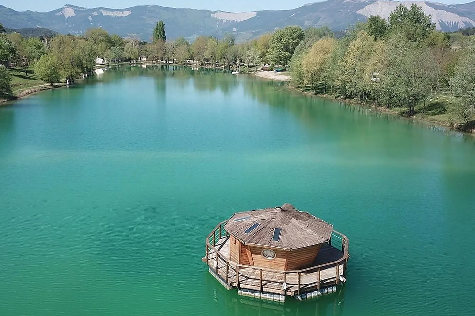 Lieux événementiels, LE LAC BLEU