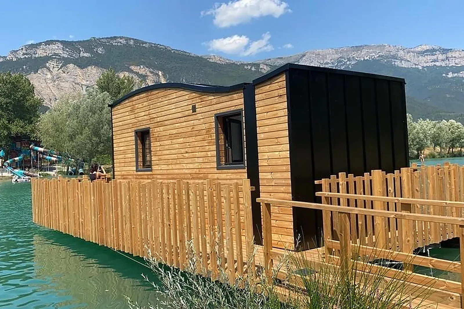 Lieux événementiels, LE LAC BLEU