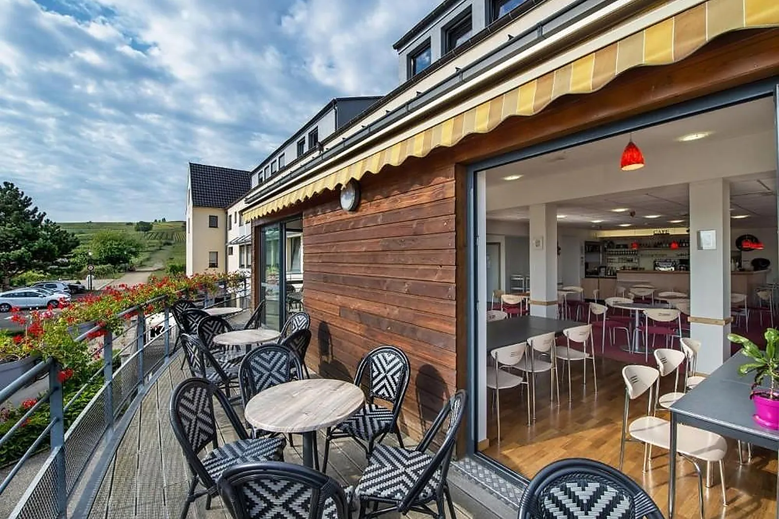 Lieux événementiels, LE MITTEL