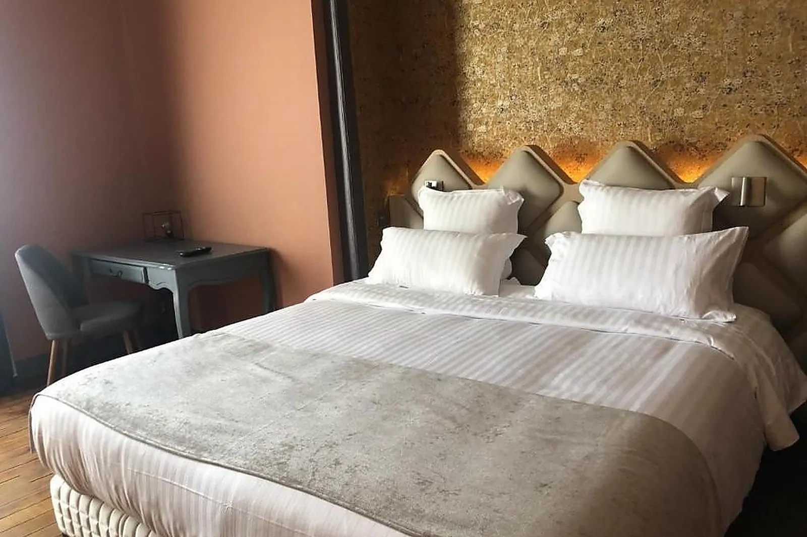 Lieux événementiels, LE MONASTÈRE DE SANT-MONT