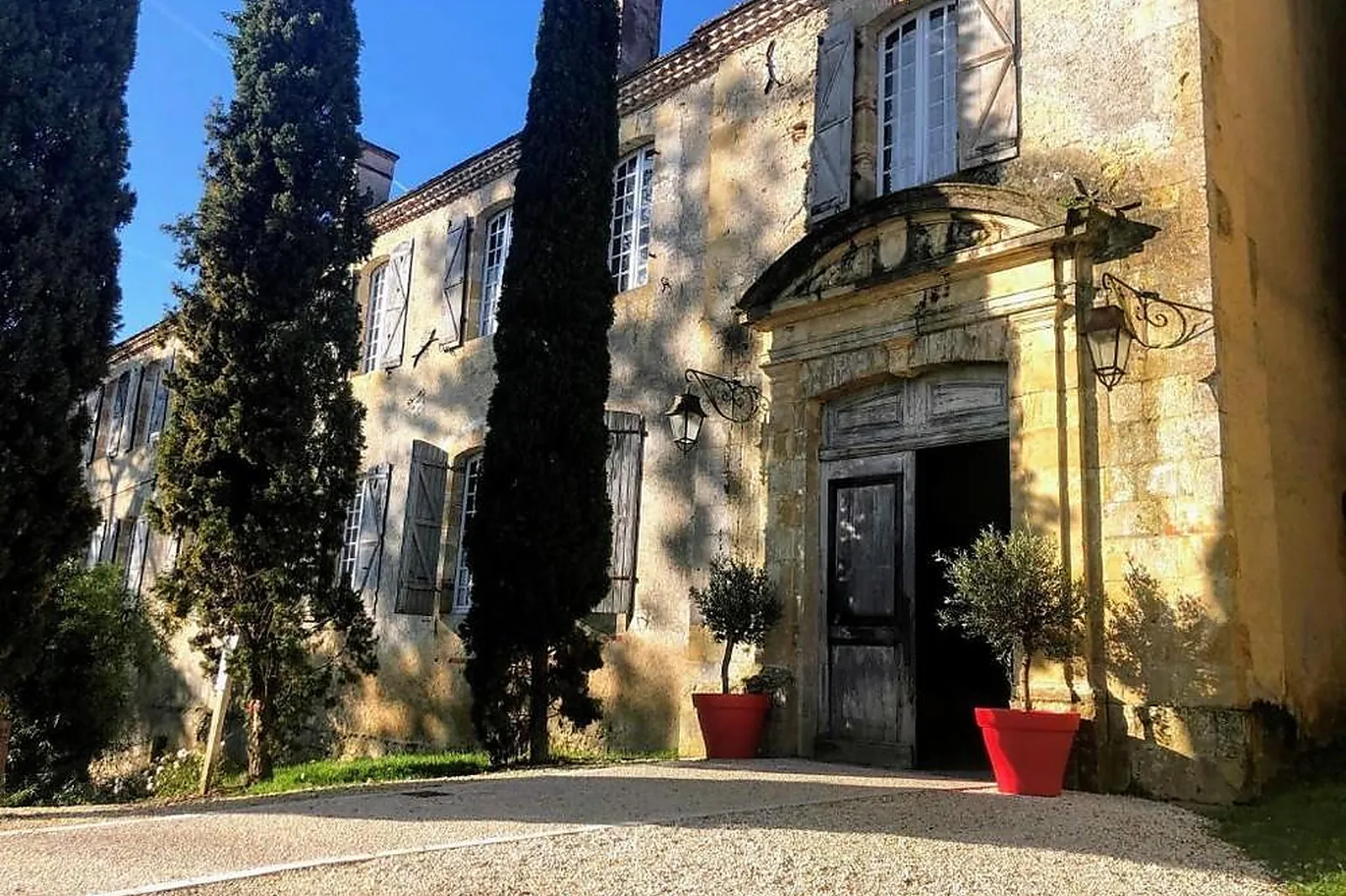 Lieux événementiels, LE MONASTÈRE DE SANT-MONT