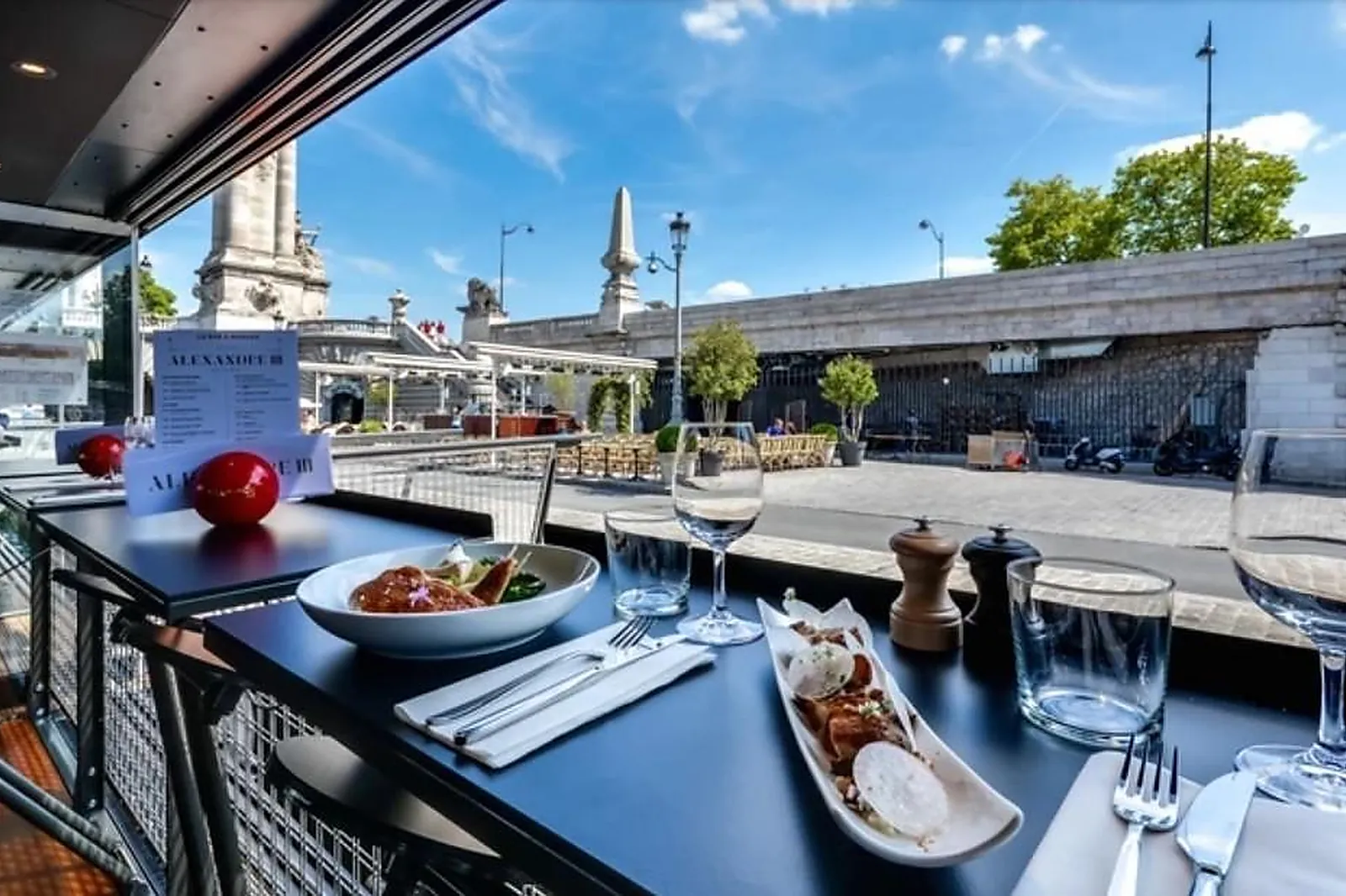 Lieux événementiels, LE QUAI ALEXANDRE III