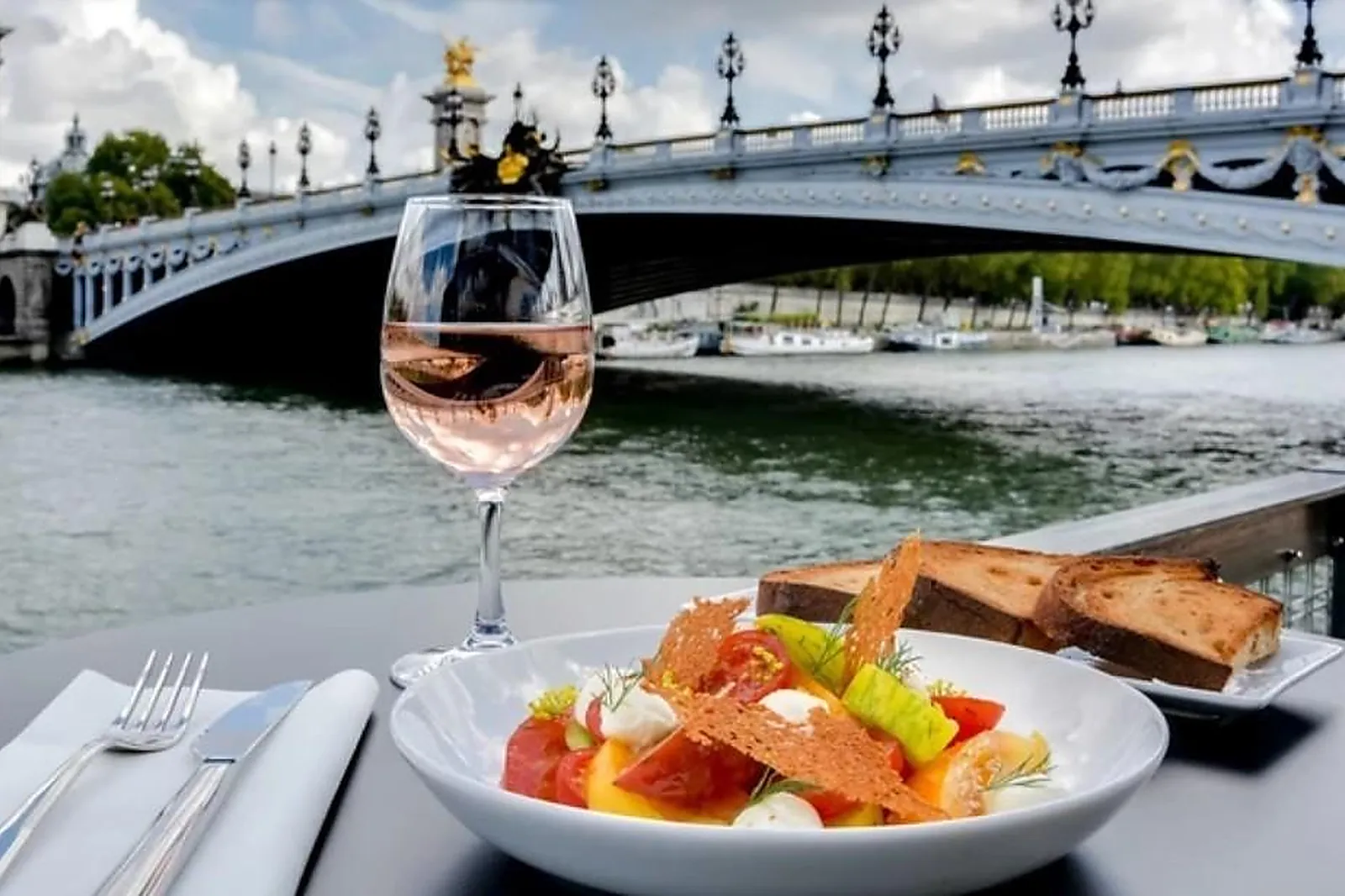 Lieux événementiels, LE QUAI ALEXANDRE III