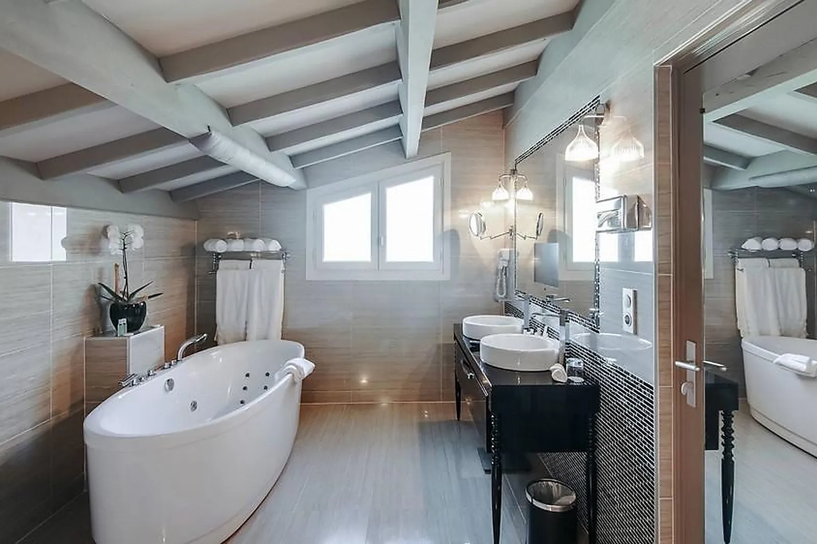 Lieux événementiels, LE VALLON DE VALRUGUES  SPA