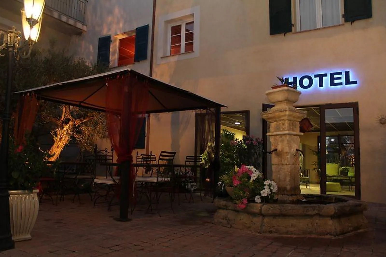 Lieux événementiels, LE VILLAGE PROVENÇAL HÔTEL