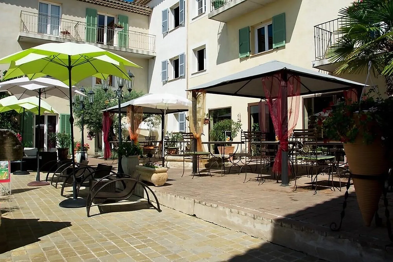 Lieux événementiels, LE VILLAGE PROVENÇAL HÔTEL