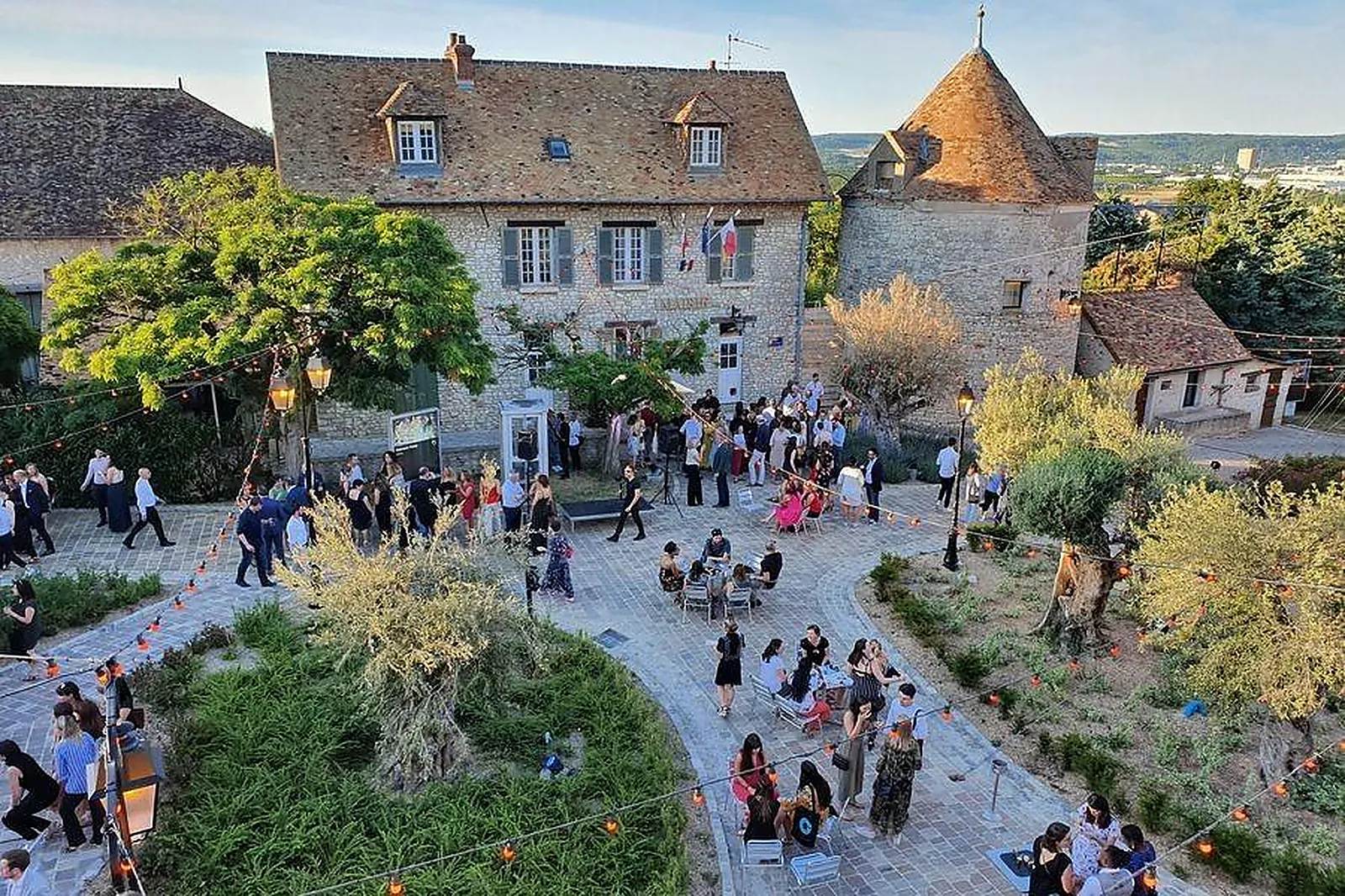 Lieux événementiels, LE VILLAGE DE SULLY