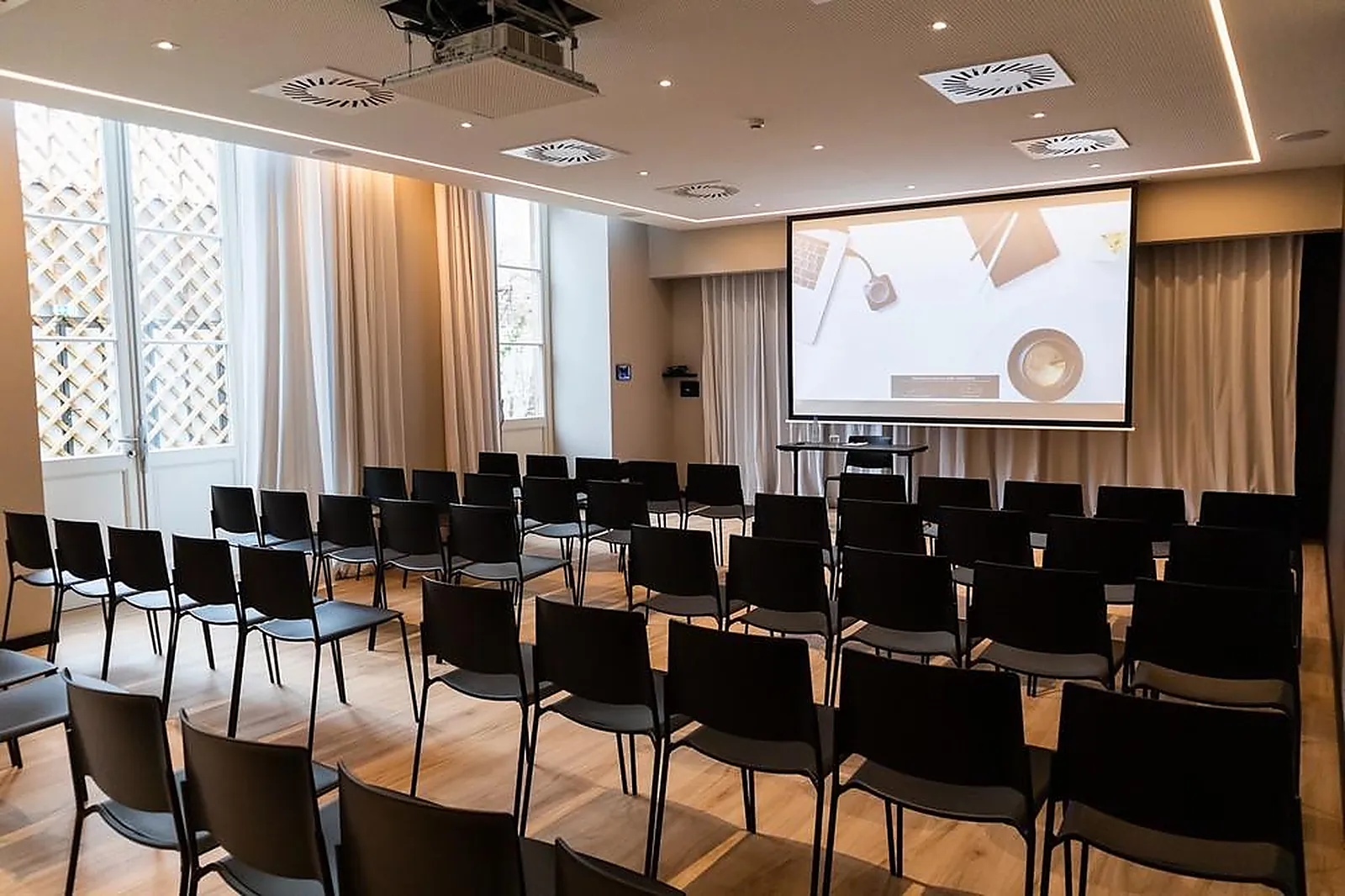 Lieux événementiels, LÉONOR HÔTEL