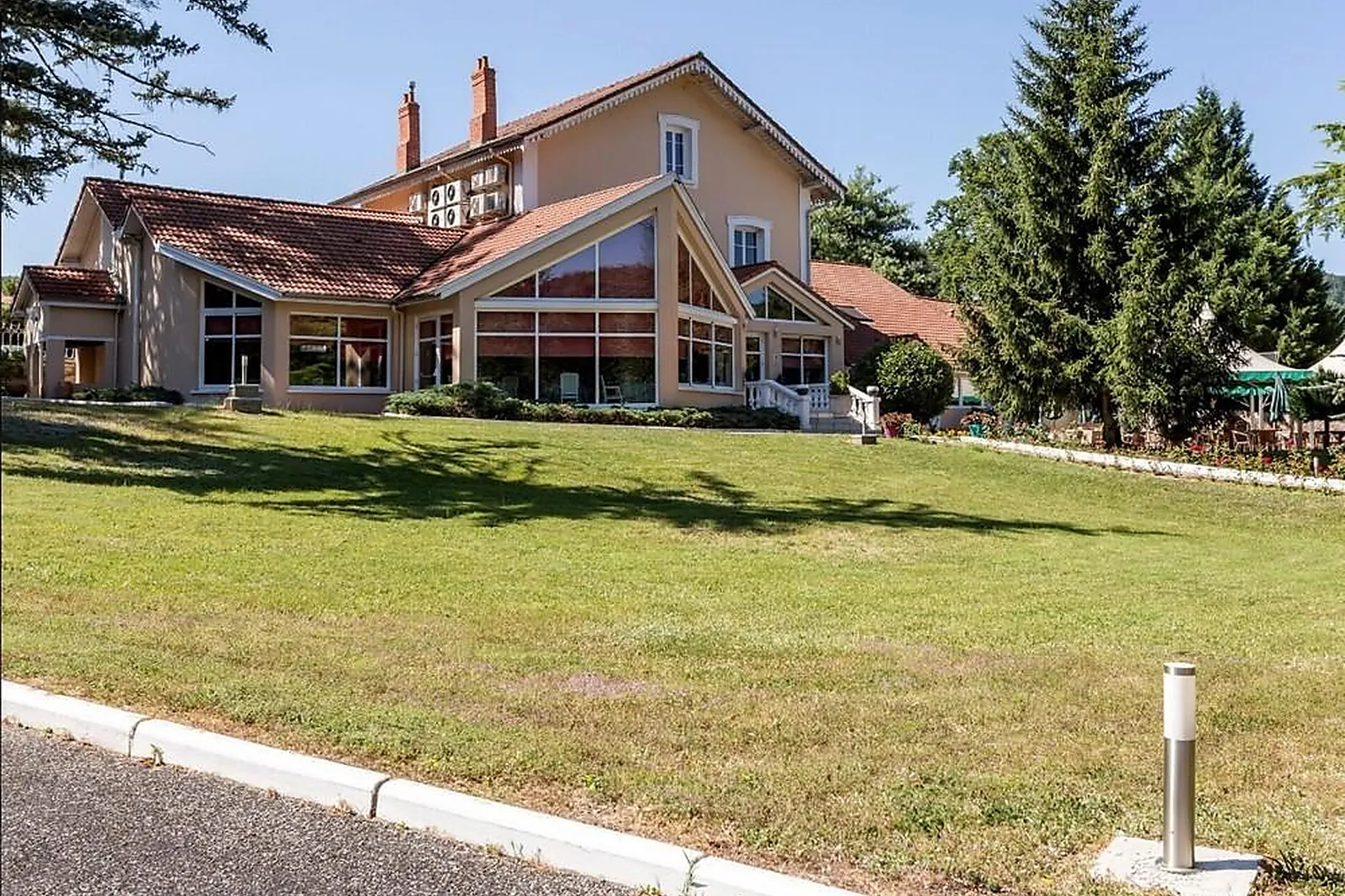 Lieux événementiels, LES CÈDRES BLEUS
