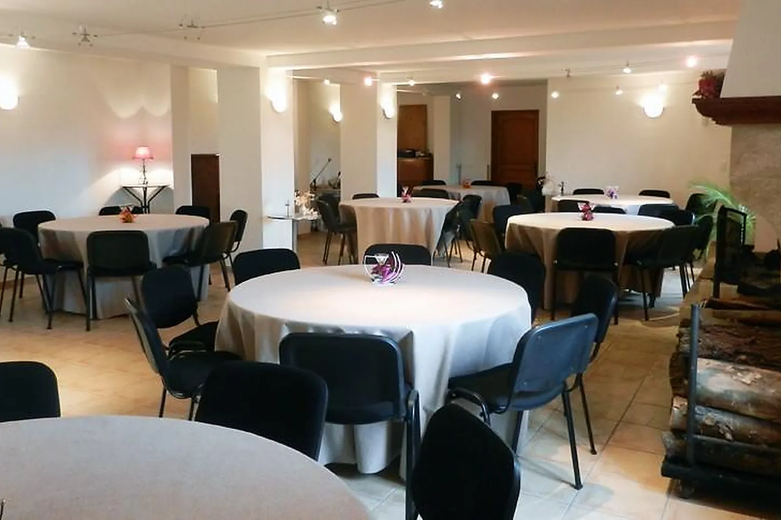 Lieux événementiels, LES CHARMILLES DE MORMAL