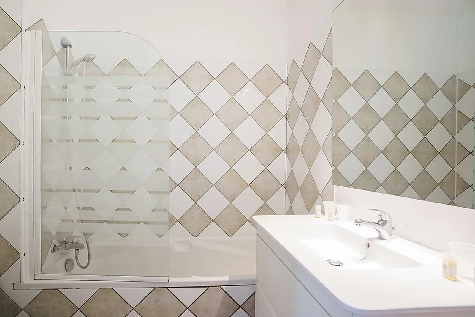 Lieux événementiels, LES COLLINES IDUKI