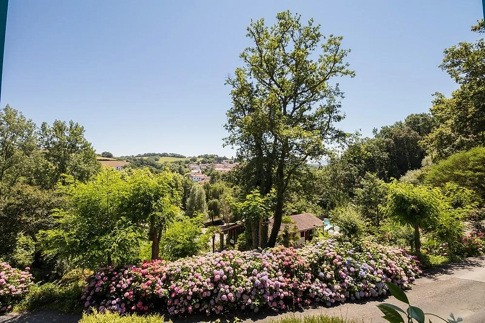 Lieux événementiels, LES COLLINES IDUKI