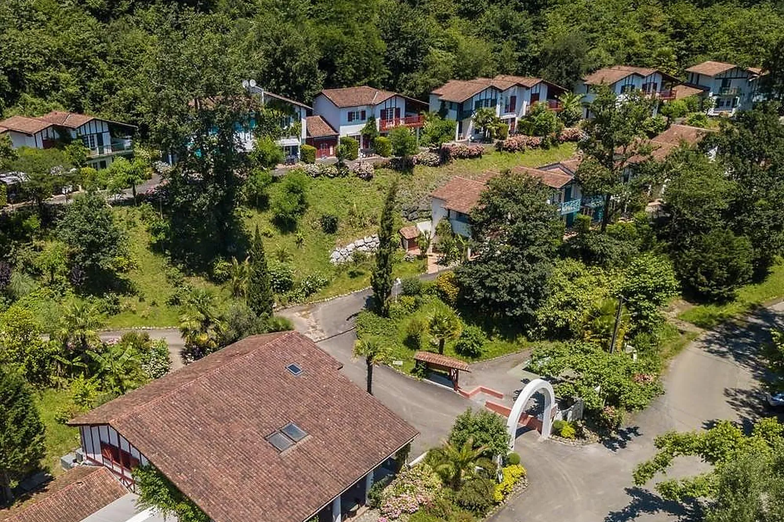 Lieux événementiels, LES COLLINES IDUKI