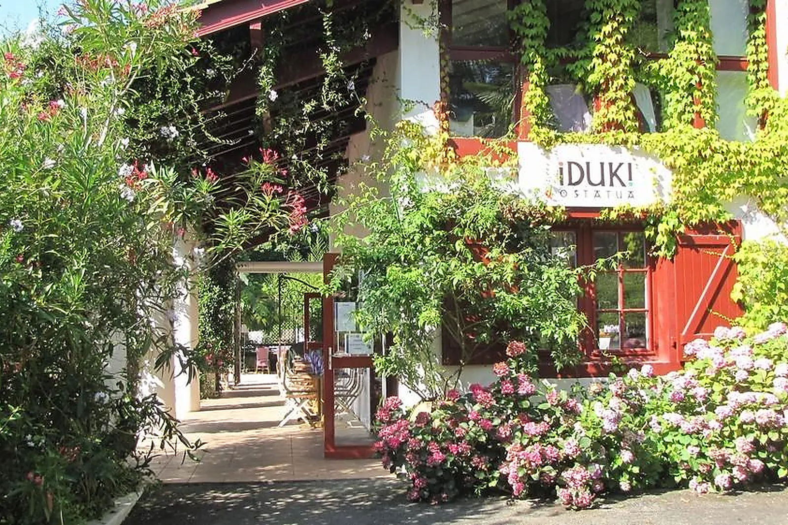 Lieux événementiels, LES COLLINES IDUKI