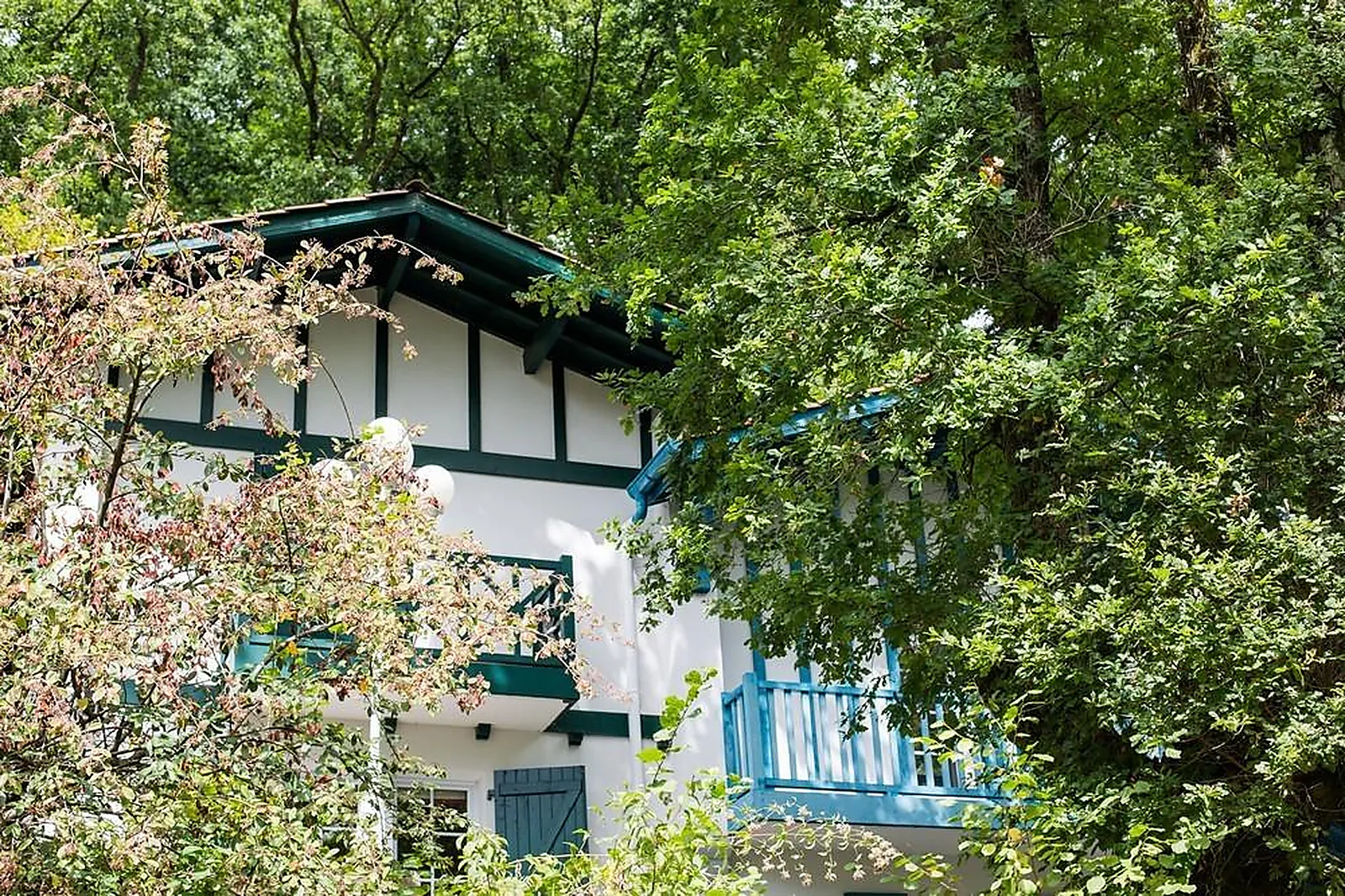 Lieux événementiels, LES COLLINES IDUKI