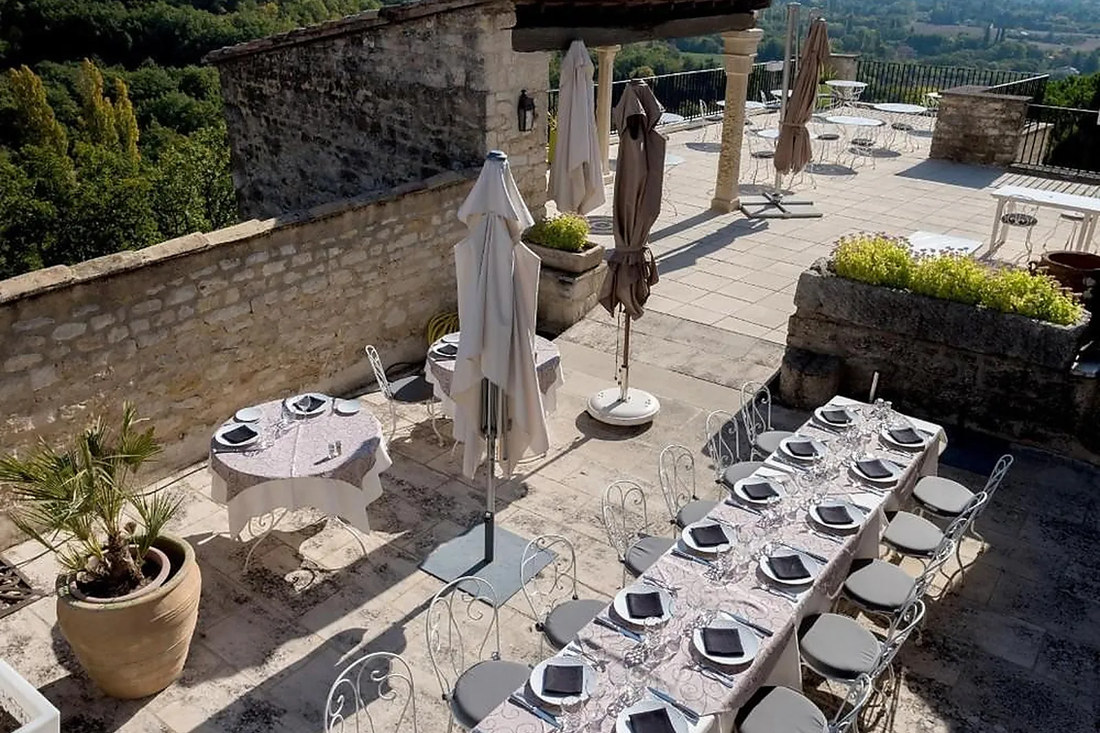 Lieux événementiels, LES HOSPITALIERS