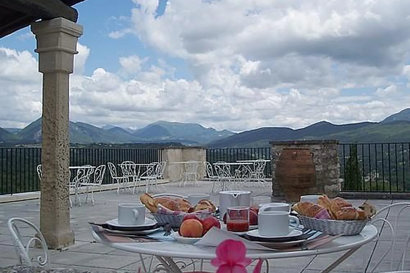 Lieux événementiels, LES HOSPITALIERS