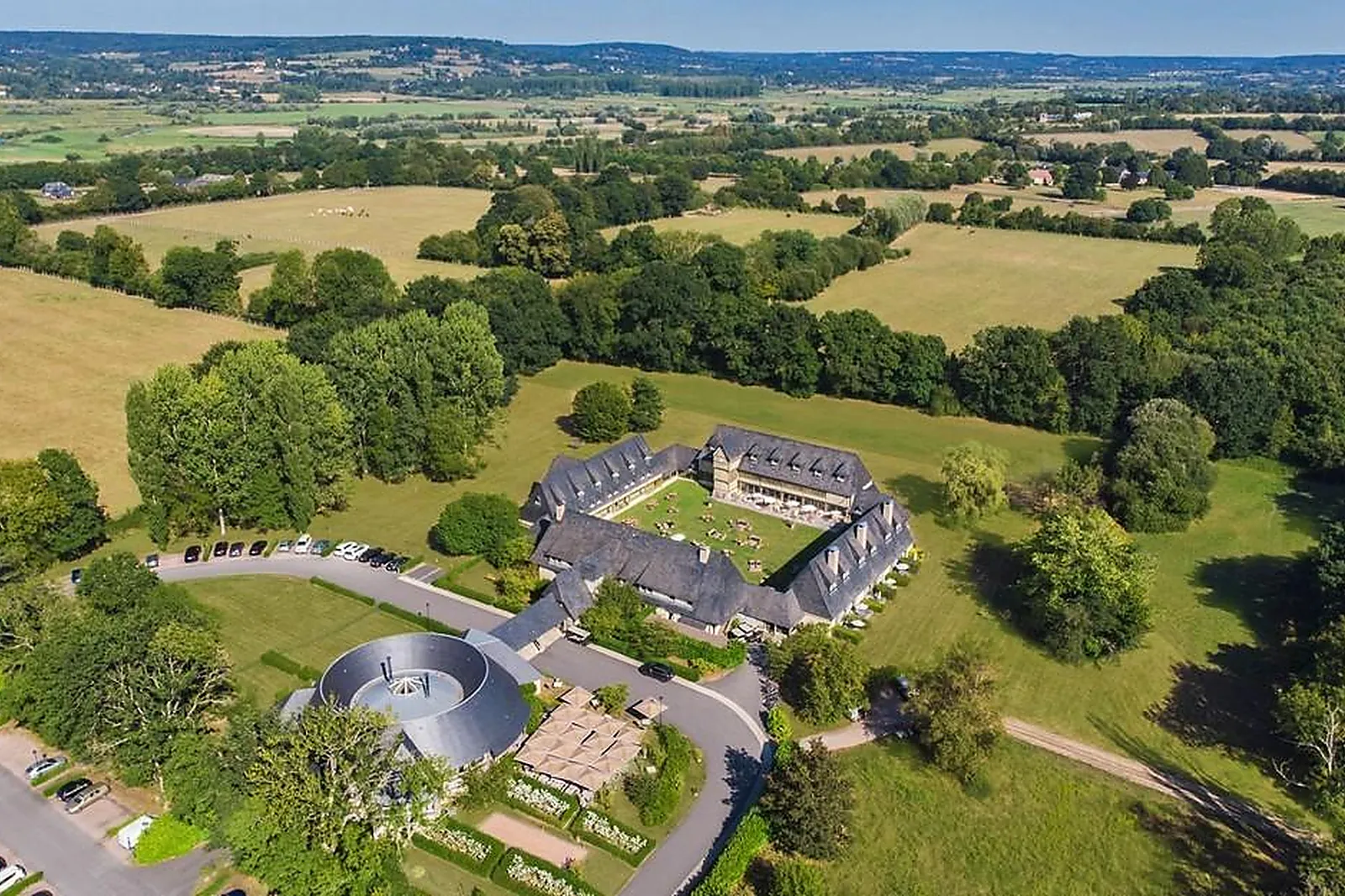 Lieux événementiels, LES MANOIRS DE TOURGÉVILLE