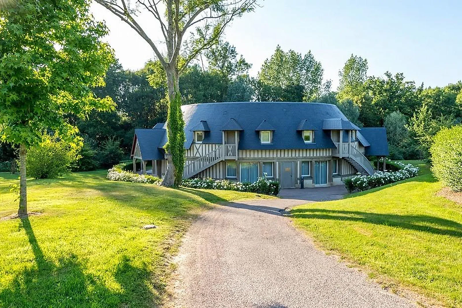 Lieux événementiels, LES MANOIRS DE TOURGÉVILLE