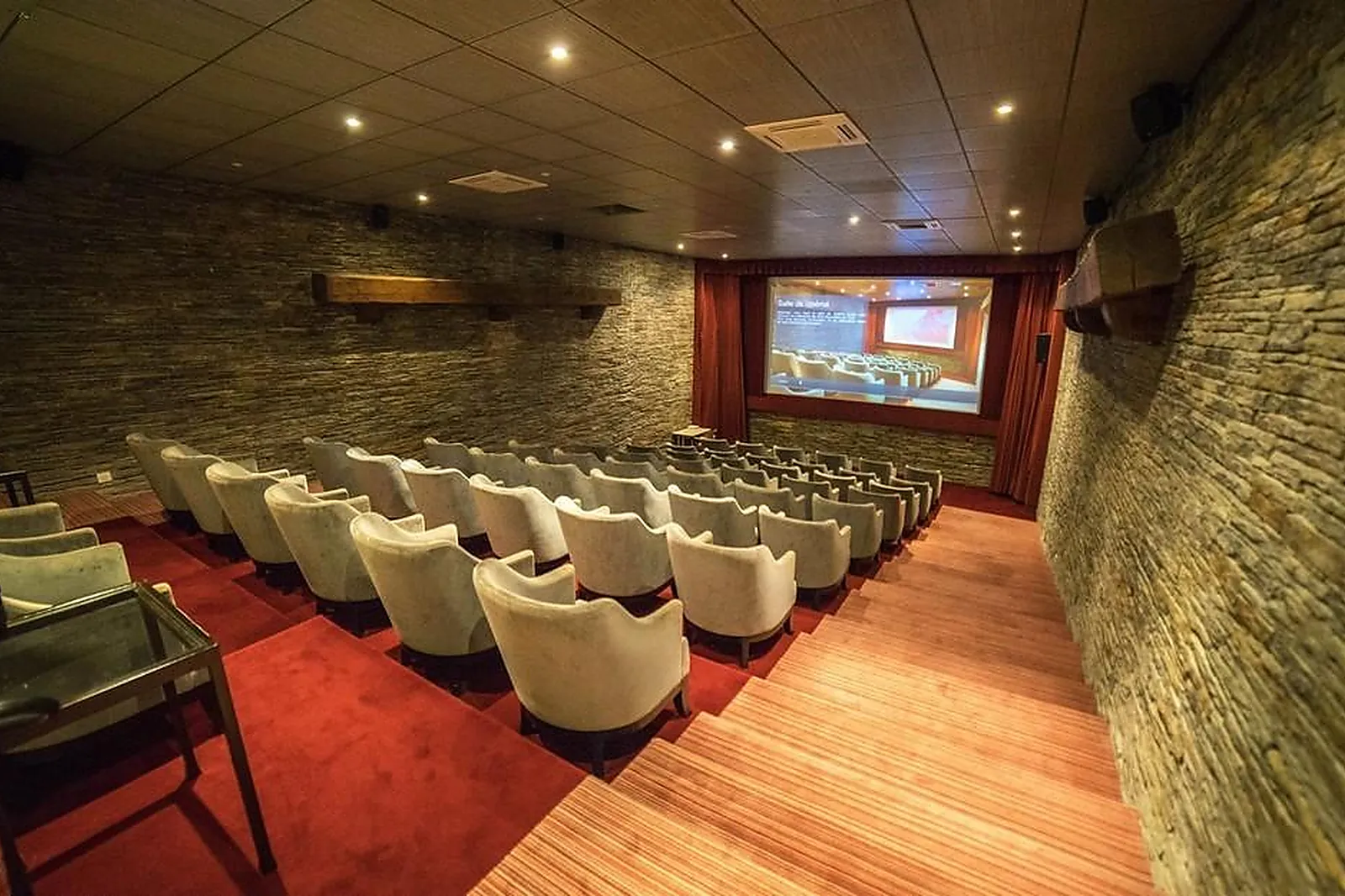 Lieux événementiels, LES MANOIRS DE TOURGÉVILLE